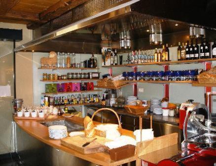 Chez Gilles Hotel Resto Bar Sa La Chaux De Fonds Buitenkant foto